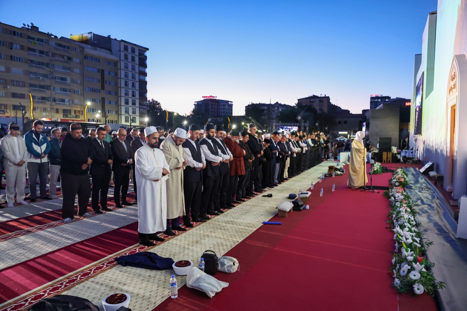 Doğuş Elazığ Buluşması — İmamların önderliğinde namaz
