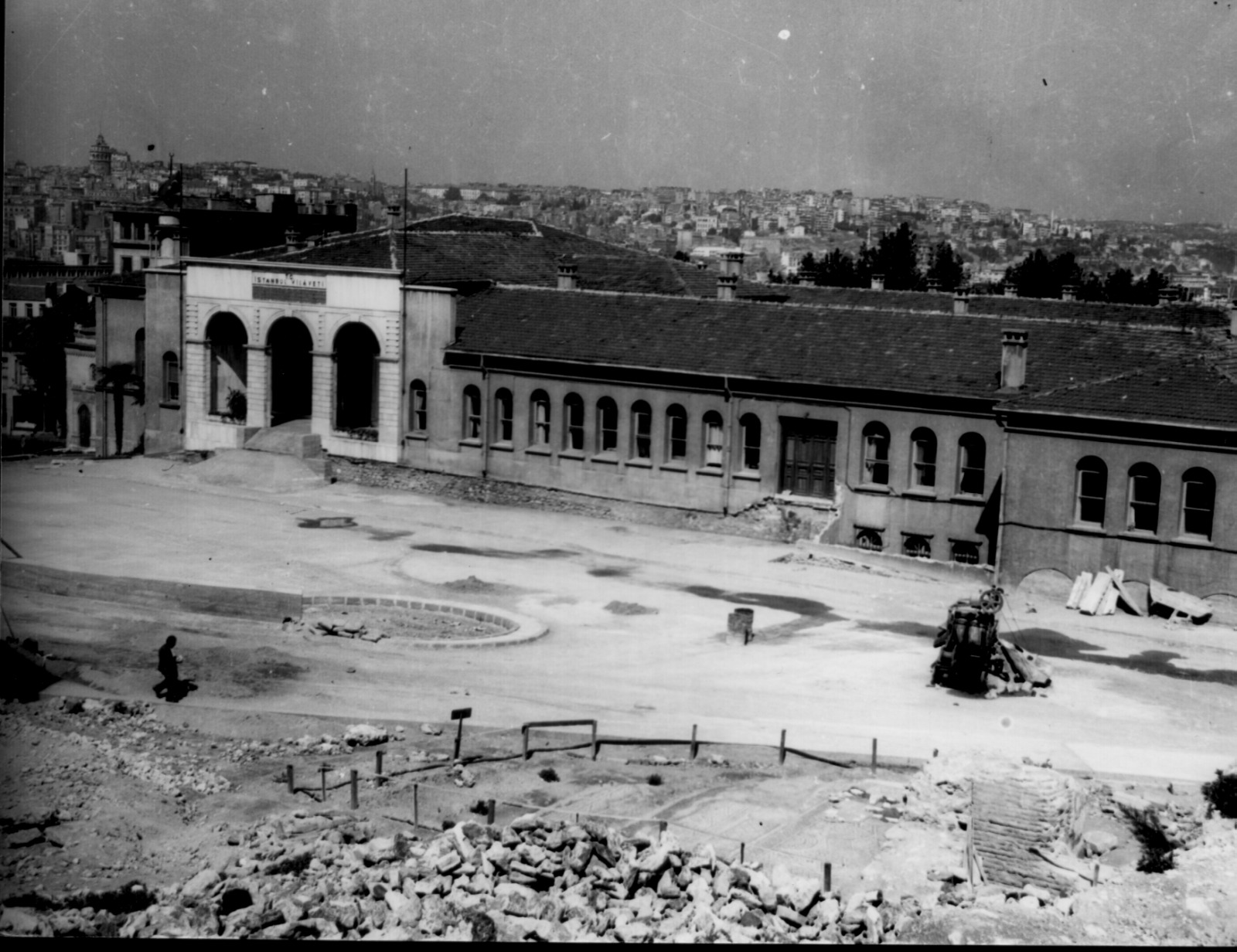 Fatma Sultan Camii ve Gümüşhâneli Dergâhı yıkıntıları. Arka planda İstanbul Vilayeti binası. 1956–57 imar yıkımları dönemi.