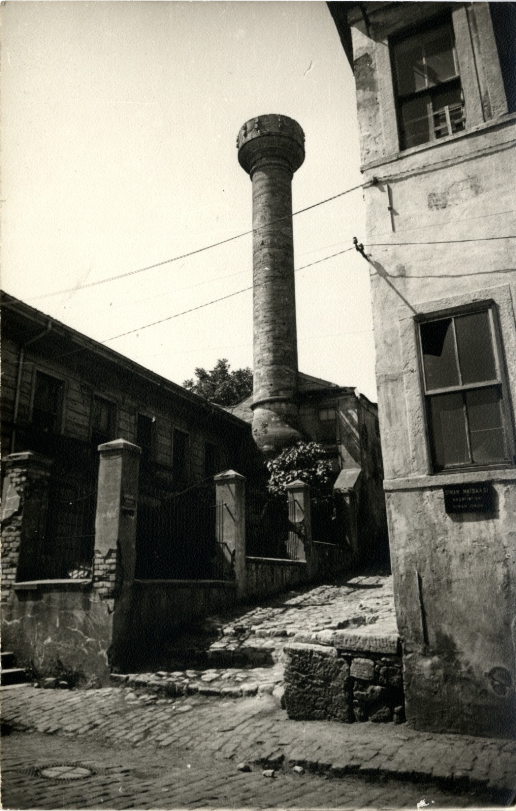 Fatma Sultan Camii minaresi. II. Mahmud döneminde eklenen kesme köfeki taşından minare, çevresindeki eski İstanbul sokak dokusundan yükselmekte.