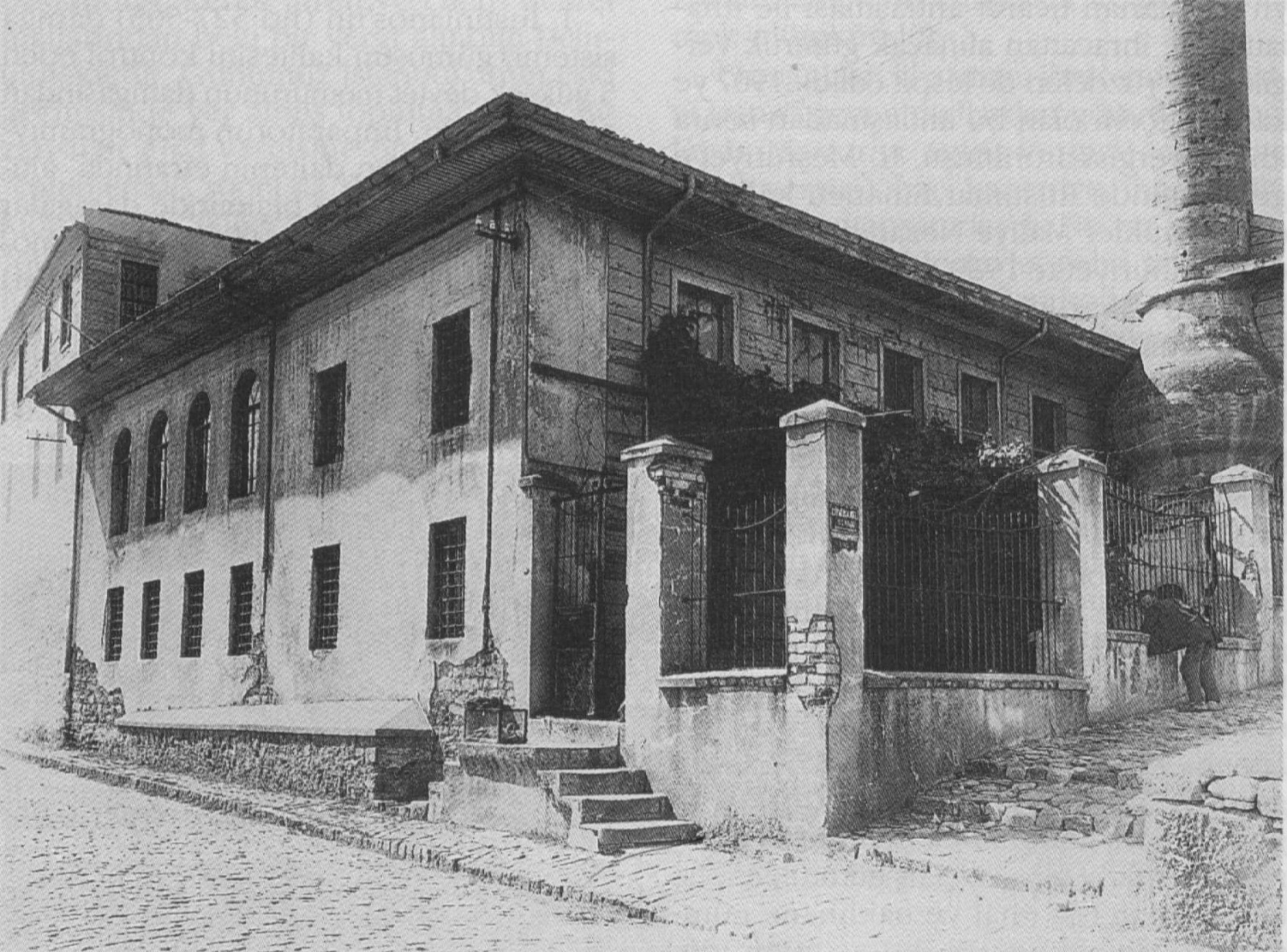 Gümüşhâneli Dergâhı ve yanındaki minare