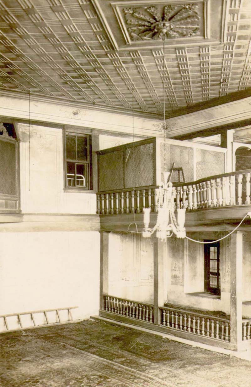 Caminin iç mekânı: torna işi ahşap korkuluklu mahfil, tavan göbeğinden sarkan fanuslu kristal avize ve 'Sultan Mahmud güneşi' motifli tavan göbeği.