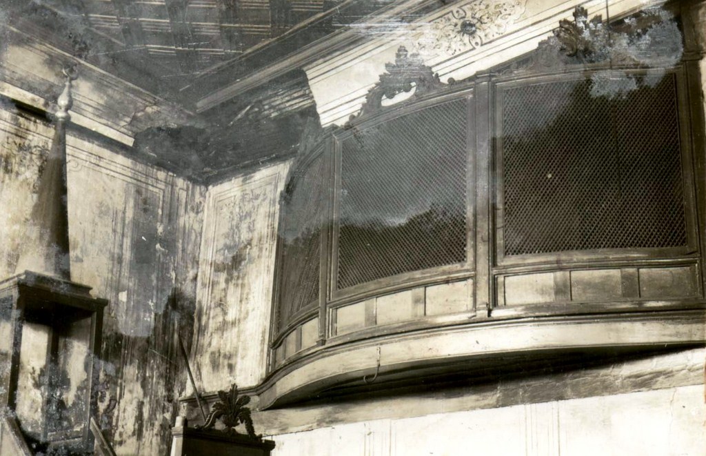 Hünkâr mahfili: kavisli çıkmalı kafesli cephe ve kıvrık yaprak motifli ahşap oyma horozlar; sol üstte II. Mahmud dönemine özgü ampir süslemeli tavan köşesi.